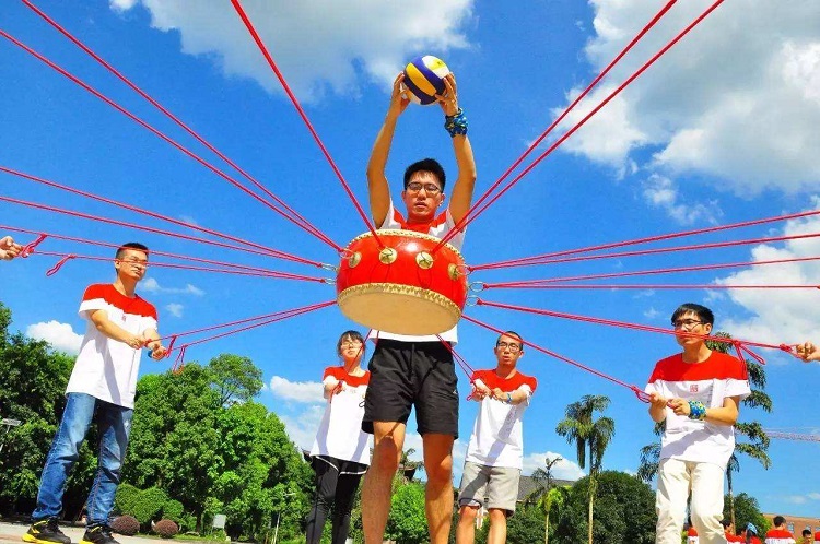 拓展訓練團隊游戲【擊鼓顛球】