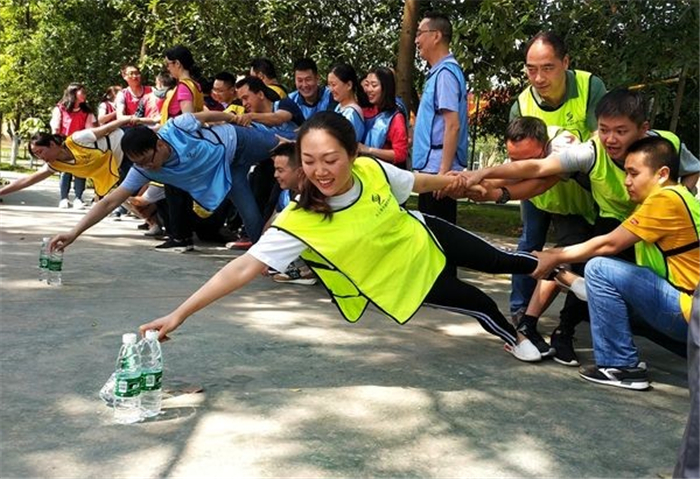 拓展訓練團隊游戲【群龍取水】